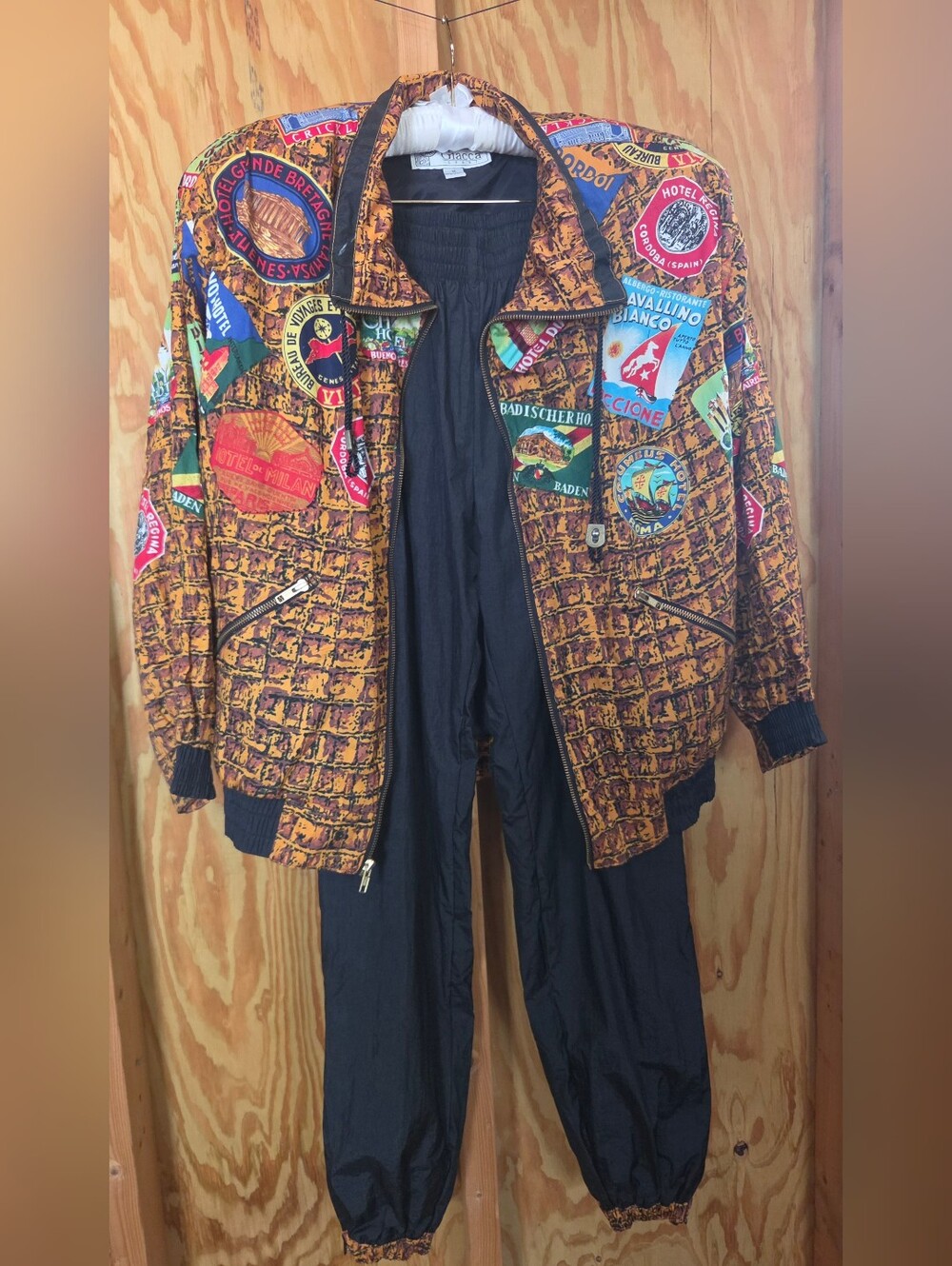 VTG Giacca Sport Windbreaker Tracksuit Set Travel Stamp Pattern Mix Size M/S